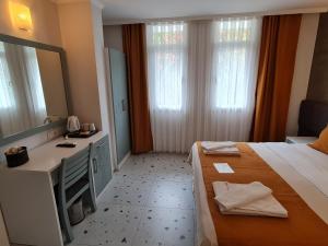 Postel nebo postele na pokoji v ubytování Tonoz Beach Hotel