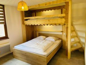 Postel nebo postele na pokoji v ubytování Gîte du Charme - atypique et chaleureux