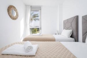 Posteľ alebo postele v izbe v ubytovaní Stunning views and apartment Oceana Views RDR488 + 9 fotografií