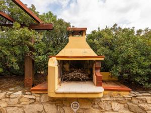 una casa de pájaros sentada en la parte superior de una pared de piedra en Enchanting Seaview Getaway, en Torre delle Stelle