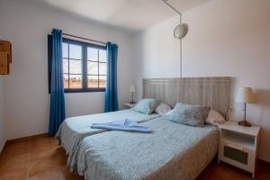 A bed or beds in a room at Surf Riders Fuerteventura