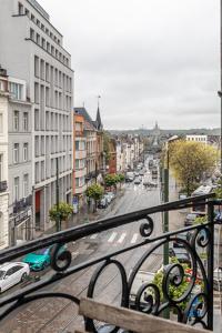 einen Balkon mit Blick auf eine Stadtstraße in der Unterkunft Palais gare du Nord in Brüssel
