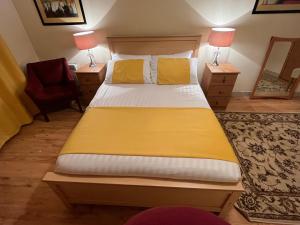 Ліжко або ліжка в номері Elegant Rooms and Suites in Knock