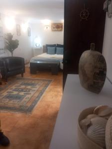 sala de estar con cama y sofá en Villa Casa das Palmeiras, en Charneca
