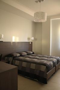 グラヴィーナ・イン・プーリアにあるB&B Colle del Reのベッドルーム1室(大型ベッド1台付)