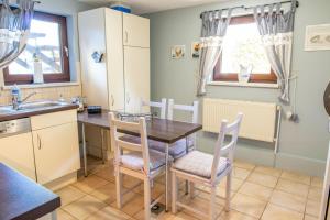 een keuken met een tafel en stoelen en een wastafel bij Ferienwohnung in Stahlbrode in Stahlbrode