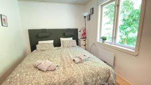 um quarto com uma cama com duas toalhas em Gränna View em Gränna