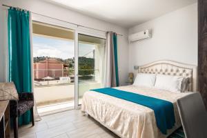 Delight Corfu Apart Hotel, Sidari في سيداري: غرفة نوم بسرير ونافذة كبيرة