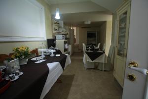 a room with two tables with black and white tablecloths at B&B Colle del Re in Gravina in Puglia