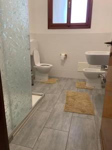 een badkamer met een toilet en een wastafel bij Magica Venezia in Mestre