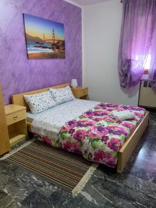 een slaapkamer met een bed en een paarse muur bij Magica Venezia in Mestre