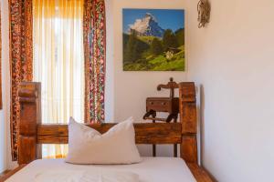 ein Schlafzimmer mit einem Bett und einem Bild eines Berges in der Unterkunft Hotel Freischütz in Landshut