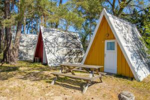 un par de tiendas de campaña con una mesa de picnic delante en Ostseecamping Peenemündung, en Freest