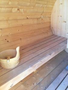 un interior de una sauna con una bañera dentro en Ferienhaus am Hafen, en Stahlbrode 26 fotos más