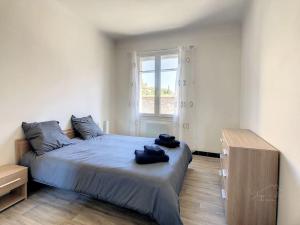 Un dormitorio con una cama grande y una ventana en Homps - Appartement avec terrasse 4 personnes, en Homps