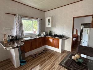 una cocina con fregadero y frigorífico en Happy stay villa, en Grand'Anse Praslin
