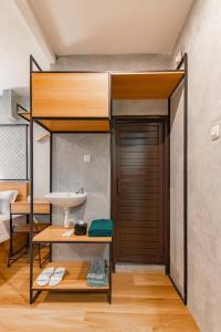 um quarto com um beliche, um lavatório e um WC. em Ultima Guest House em Bandung