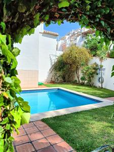 Bazén v ubytovaní Casa Ana Nerja alebo v jeho blízkosti