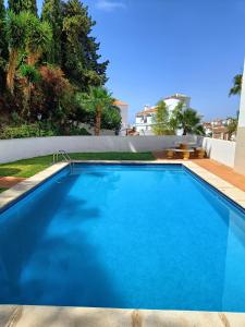 Bazén v ubytovaní Casa Ana Nerja alebo v jeho blízkosti