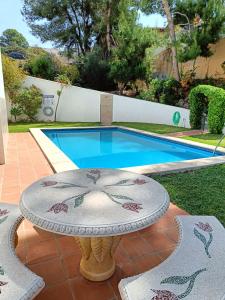 Bazén v ubytovaní Casa Ana Nerja alebo v jeho blízkosti