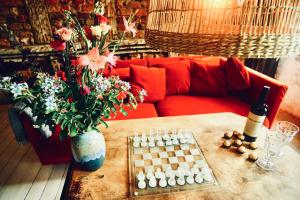 uma sala de estar com um sofá e um tabuleiro de xadrez sobre uma mesa em Loft with Lake View Pasym Koneser em Pasym