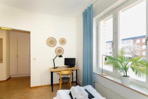 sala de estar con escritorio y ventana en Härnösands folkhögskolas Bed & Breakfast en Härnösand