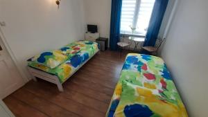 - une petite chambre avec un lit et un canapé dans l'établissement Willa Saba Międzywodzie, à Międzywodzie