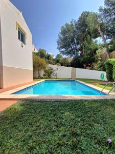Bazén v ubytovaní Casa Ana Nerja alebo v jeho blízkosti