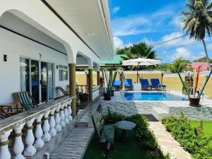 una casa con piscina y patio en Happy stay villa, en Grand'Anse Praslin