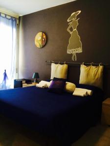 ローマにあるLa Donna Garbataのベッドルーム1室(青いベッド1台、壁にクリスマスツリー付)