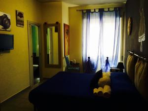 ローマにあるLa Donna Garbataのベッドルーム(青いベッド1台、窓付)