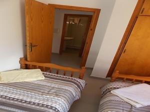 2 Betten in einem Zimmer mit Spiegel in der Unterkunft Puertosol in Puerto de Mazarrón