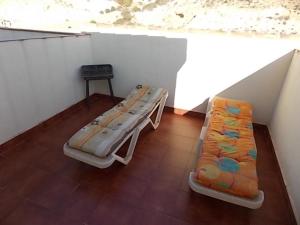 2 Betten in einem Zimmer mit einer Treppe in der Unterkunft Puertosol in Puerto de Mazarrón