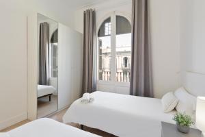 Posteľ alebo postele v izbe v ubytovaní Suites4days Gaudi Eixample