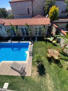 an aerial view of a yard with a swimming pool at La Maison de Yasmine in Alaçatı