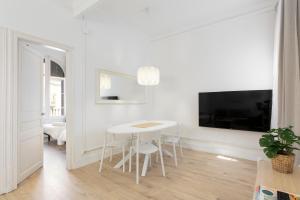 Televízia a/alebo spoločenská miestnosť v ubytovaní Suites4days Gaudi Eixample