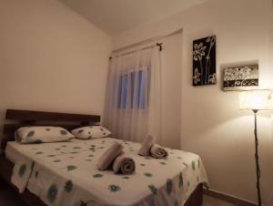 Posteľ alebo postele v izbe v ubytovaní Apartment with 3 rooms just 1 min from the beach and free public parking