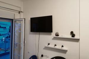 TV a/nebo společenská místnost v ubytování Apartment with 3 rooms just 1 min from the beach and free public parking + 8 fotografií