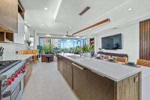 uma cozinha em plano aberto com uma grande ilha num quarto em Elevated Perspective em Siesta Key