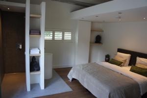 Postel nebo postele na pokoji v ubytování B&B en Boshuis Darthuizerpoort