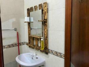 Koupelna v ubytování Coastal Retreat- Charming Studio Apartment 5Minutes to Nyali Beach