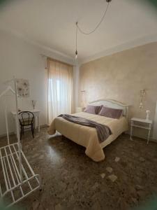 ein Schlafzimmer mit einem großen Bett und einem Fenster in der Unterkunft Domus Petra in Rocca Cilento