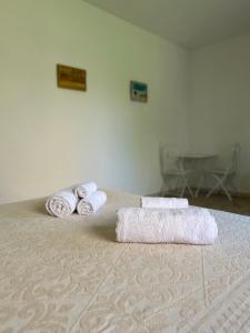 2 Handtücher auf einem Bett in einem Zimmer in der Unterkunft B&B La Pintadera in Santa Teresa Gallura