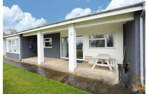 a house with a picnic table in front of it at Exclusive 2 bedroom bungalow Oulten Broad in Carlton Colville