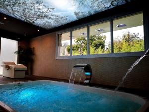 Bazén v ubytování Hotel rural Finca Vivaldi Nature & Spa nebo v jeho okolí