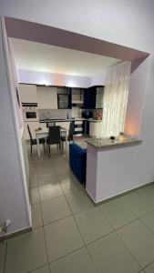 een keuken en een woonkamer met een tafel en stoelen bij Casa vacanze “Villa Paola” in Pescara