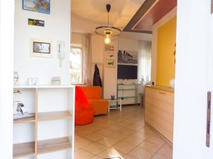 Dos vistas de una cocina y una sala de estar. en BIKE HOUSE "beach", en Seriate