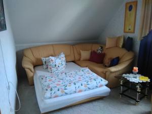 Un pat sau paturi într-o cameră la Haus Göhrenz
