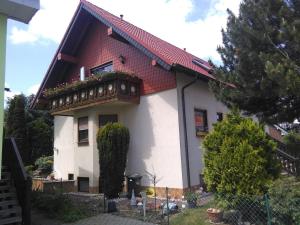 マルクアンシュテットにあるHaus Göhrenzの赤い屋根の白い家