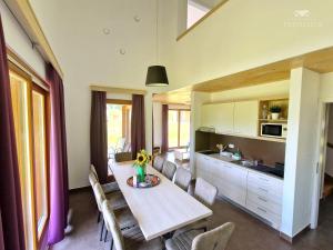 uma cozinha e sala de jantar com mesa e cadeiras em Apartment HORTENZIJA near Terme Topolšica em Topolšica